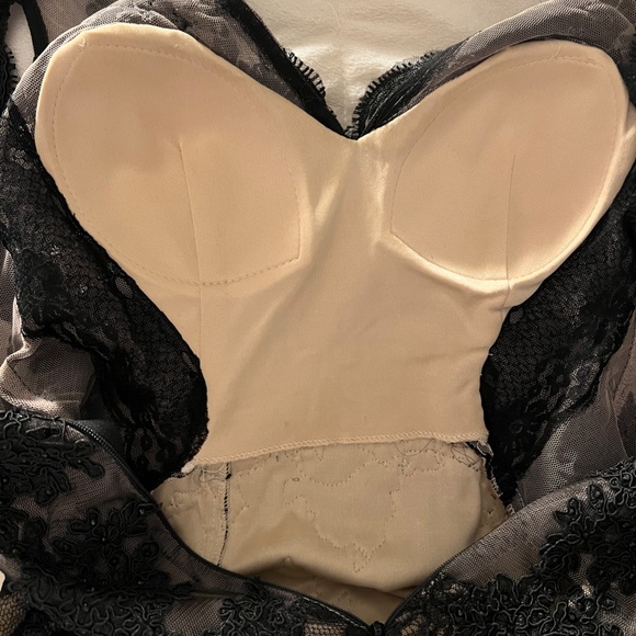 Black lace evening gown - Picture 9 of 10